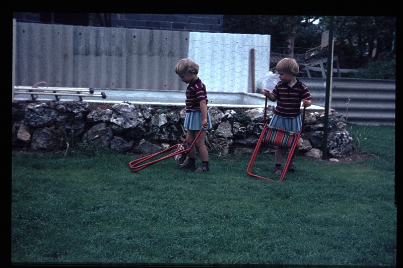 17.Regensburg jun 1966 Brigitte,Marion.JPG